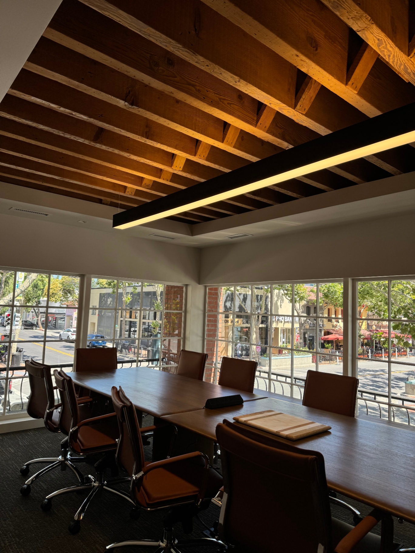 Sala de juntas con vigas de madera restauradas