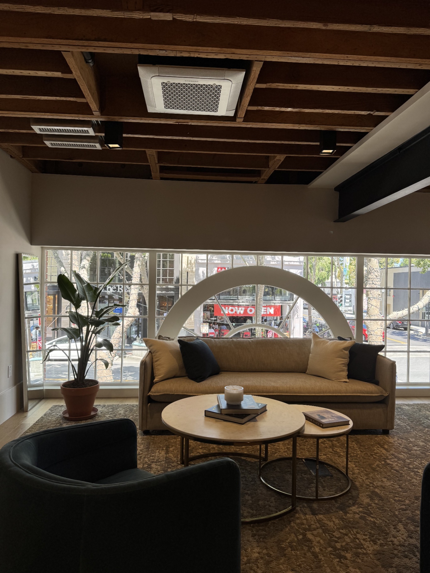 Sala de estar con ventanal en arco sobre la calle