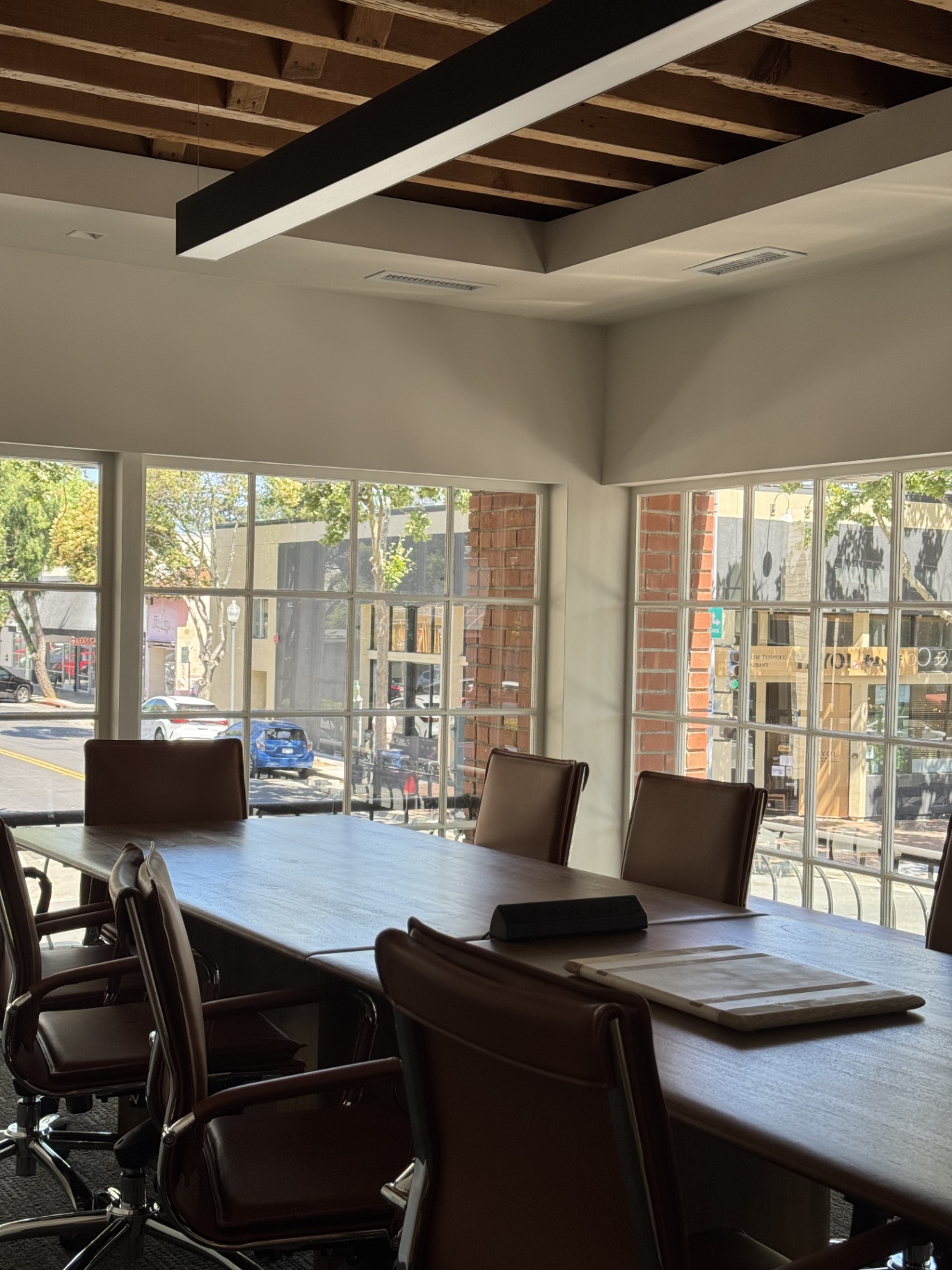 Sala de juntas con vista a la calle de Palo Alto