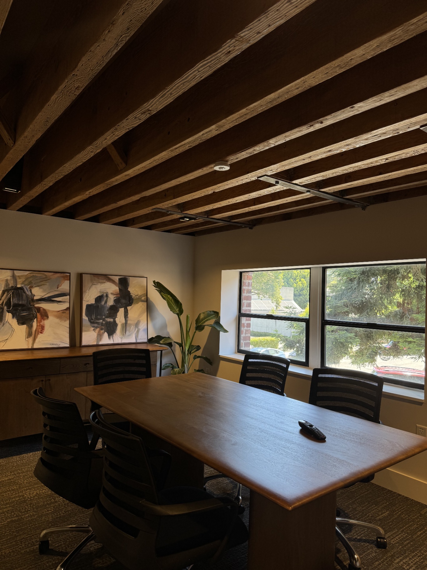 Sala de reuniones con techo de vigas expuestas